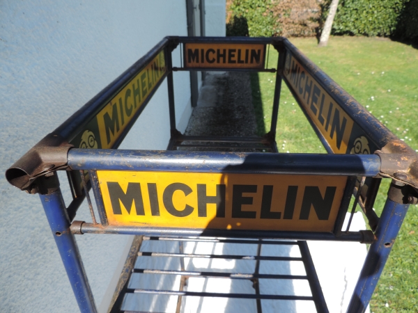 Etag&egrave;re Pr&eacute;sentoir MICHELIN- DSCN0252.JPG