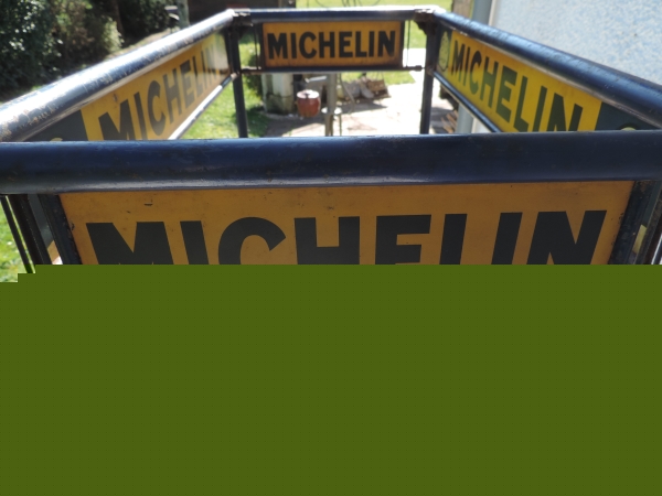 Etag&egrave;re Pr&eacute;sentoir MICHELIN- DSCN0257.JPG