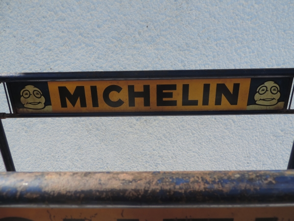 Etag&egrave;re Pr&eacute;sentoir MICHELIN- DSCN0258.JPG