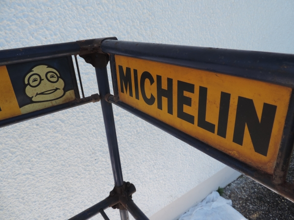 Etag&egrave;re Pr&eacute;sentoir MICHELIN- DSCN0259.JPG