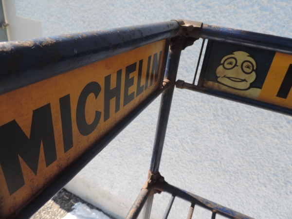 Etag&egrave;re Pr&eacute;sentoir MICHELIN- DSCN0260.JPG