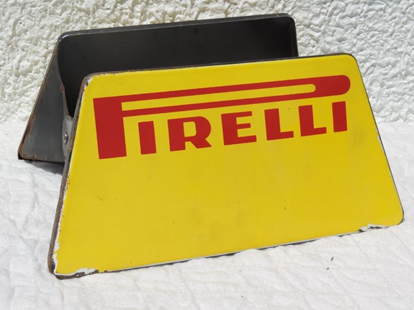 Pr&eacute;sentoir &agrave; pneus Pirelli- DSCN5301.JPG