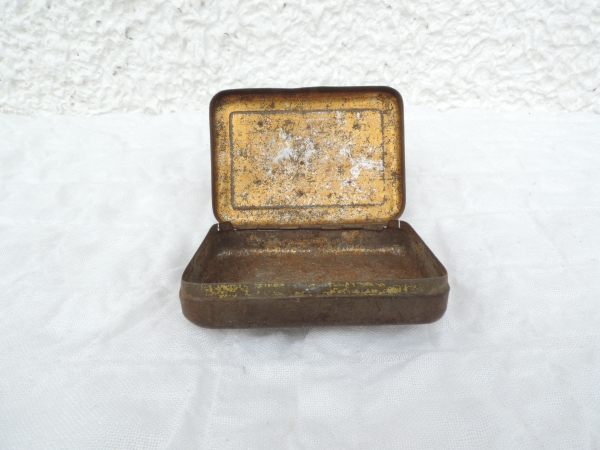 Bo&icirc;te publicitaire pour pneumatiques- DSCN6415.JPG