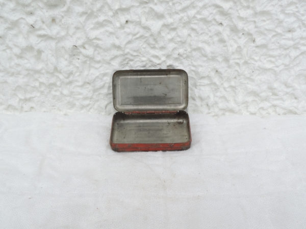 Bo&icirc;te publicitaire pour les pneumatiques- DSCN6473.JPG