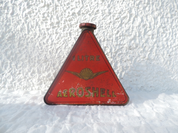 Bidon d&rsquo;huile triangulaire Aeroshell- DSCN7947.JPG