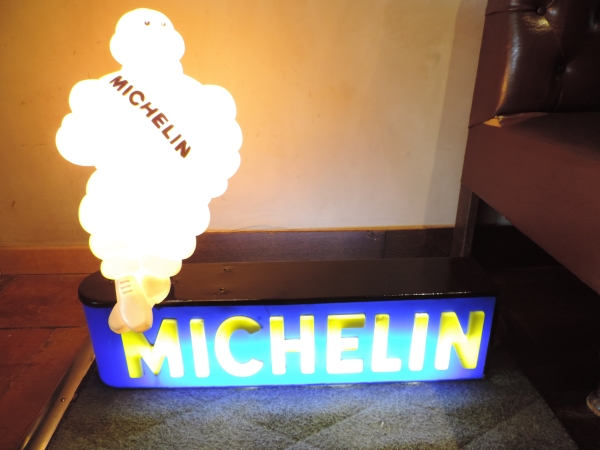 Enseigne lumineuse MICHELIN