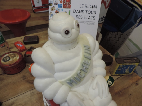 Lampe Michelin sur Guides rouges- efgh091223_27.JPG