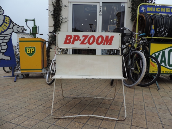 Présentoir à bidons d'huile BP-ZOOM