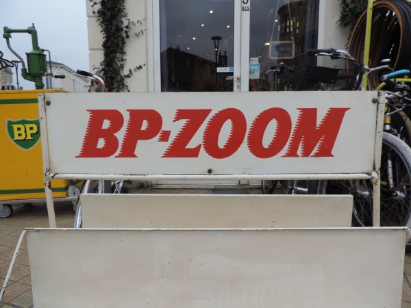 Pr&eacute;sentoir &agrave; bidons d'huile BP-ZOOM- efgh140124-1_33.JPG
