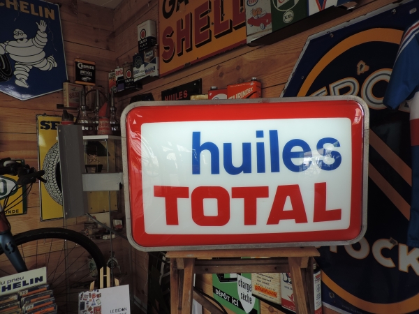 Enseigne lumineuse TOTAL